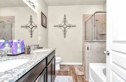 Missouri City House | NEW 5Bed/10ppl Stay W/ 5 Smart TVs