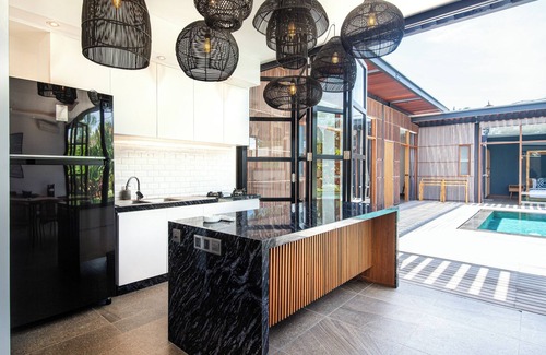 Pererenan Villa | New 5BR Villa, Enclosed Lounge, Canggu Oasis