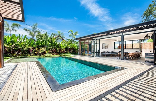 Pererenan Villa | New 5BR Villa, Enclosed Lounge, Canggu Oasis