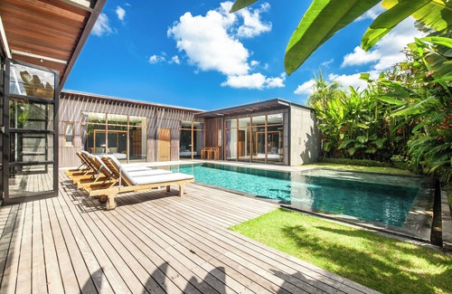 Pererenan Villa | New 5BR Villa, Enclosed Lounge, Canggu Oasis