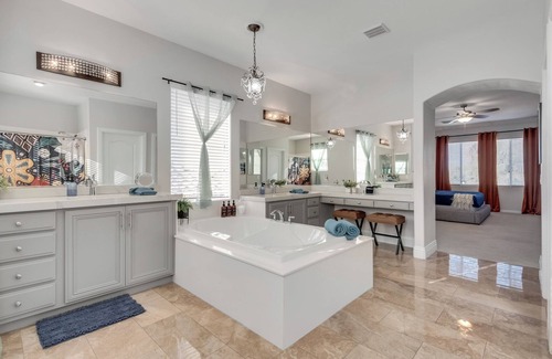 Henderson House | New 6 Bed Luxe Entertainer- Game Room | Pool | Spa