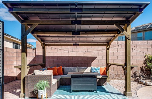 Henderson House | New 6 Bed Luxe Entertainer- Game Room | Pool | Spa