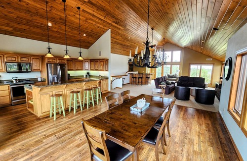 Redmond House | New 6 Bedroom Listing! Family fun in Eagle Crest. Hot tub, views, privacy