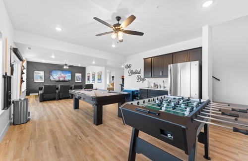 Indian Point Cabin | NEW! 6 Bedrooms, Indoor & Outdoor Pools, Hot Tub, Game Rm, Theater Rm, Lake View