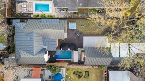 Zilker House | New 6 BR, 4.5B, Pool, Hot Tub, Cold Plunges, Outdoor Sauna, Bar, 9 TVs
