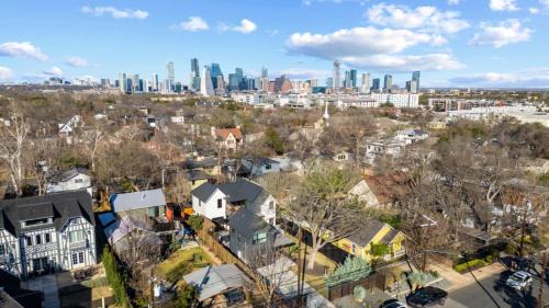 Zilker House | New 6 BR, 4.5B, Pool, Hot Tub, Cold Plunges, Outdoor Sauna, Bar, 9 TVs