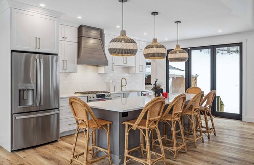 Stratton Mountain House | New 6-BR Luxury Home 6 Min from Stratton w/hot tub