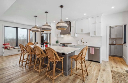 Stratton Mountain House | New 6-BR Luxury Home 6 Min from Stratton w/hot tub