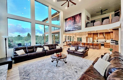 Zion National Park East Entrance House | New! 6 King Suites/8 bdrm, Hot Tub, EV, E-Scooters