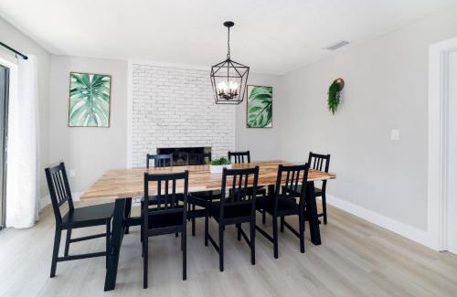 Crystal River House | New 6min to 3 Sister Springs, Spacious, Fun with Game Room