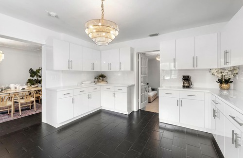 The Roads House | NEW 7-bedroom house sleeps 20 in Miami