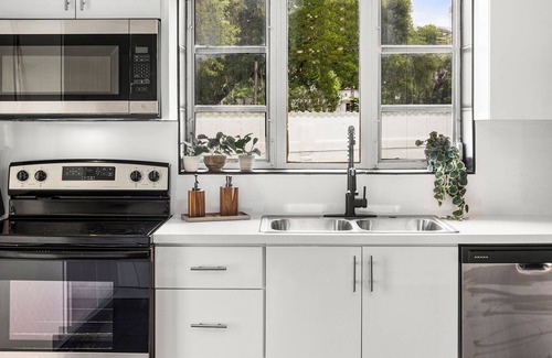 The Roads House | NEW 7-bedroom house sleeps 20 in Miami