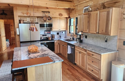 Bakersville Cabin | New 8/25 3-bdrm NC mountain cabin with million dollar view & N. Toe River access