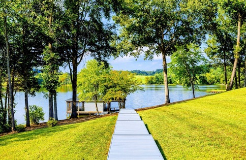 Livingston House | NEW 8BR Lakefront Lake Anna, Dock, Beach, Deck