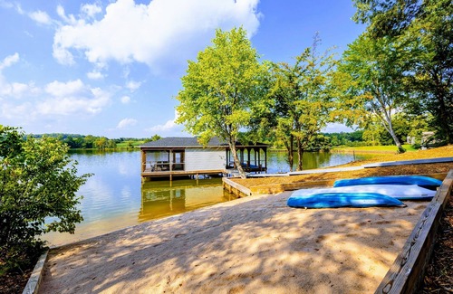 Livingston House | NEW 8BR Lakefront Lake Anna, Dock, Beach, Deck