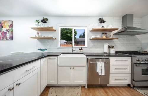 Shoreline House | NEW! AC & Single Level house| EV Charger, King Bed | Parking