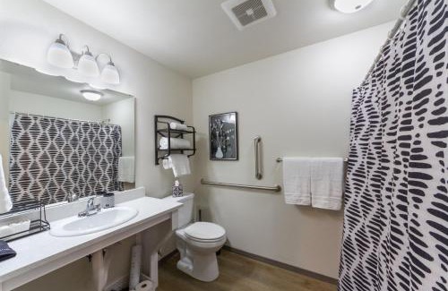 Spokane Apartment | NEW ADA Unit KING Bed Wi-Fi