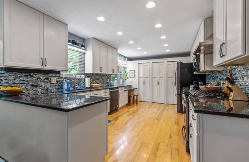 New Albany House | ★ New Albany Family Friendly ★ King Bed Suite