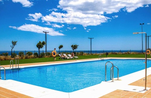 Puerto de la Duquesa Apartment | New and bright 3 bed apartment, 3min drive from an ecological reserved beach.