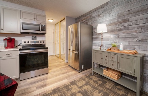 Granby Apartment | New and Cozy!