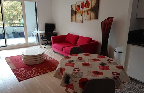 Clamart Apartment | New apartment in lush greenery, near tram
