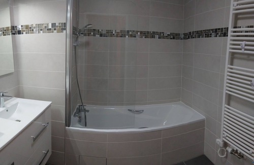 Clamart Apartment | New apartment in lush greenery, near tram