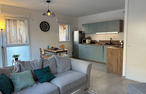 Thones Apartment | New apartment with large terrace in the mountains. 15 minutes from the resorts.
