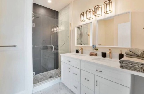 Walkerville House | New Apartments with Hot Tub & Sauna