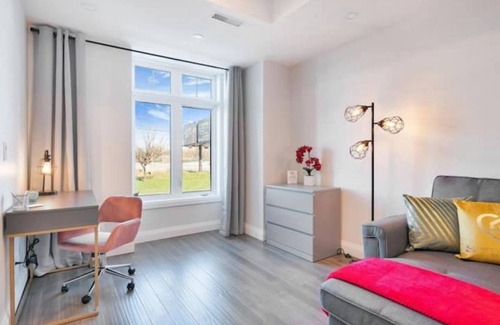 Walkerville House | New Apartments with Hot Tub & Sauna