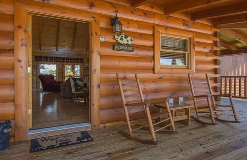 Sevierville Cabin | New Arcade 2-Pools 1 Pool YR RD ,Hot Tub,Mini Golf,FREE WIFI,Game Room