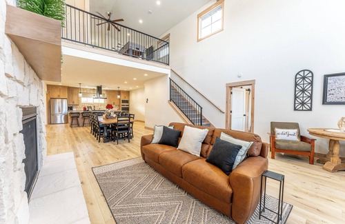 Lava Hot Springs House | New barndominium with a theater room, AC, large gourmet kitchen with views