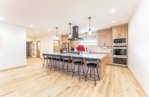 Lava Hot Springs House | New barndominium with a theater room, AC, large gourmet kitchen with views