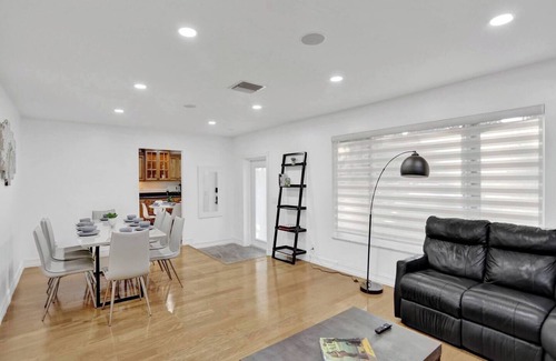 Hollywood House | NEW-Basket/Pickleball Court! Heated Pool-Mini Golf
