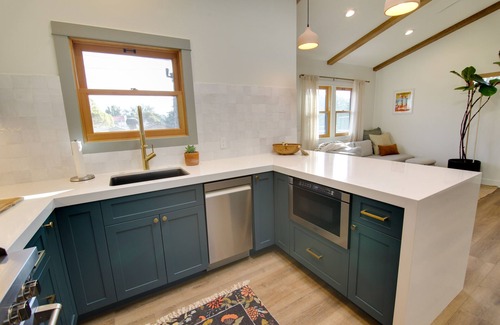 Eastside House | New Beach Bungalow 5 min from beach and restaurants + Hot Tub!