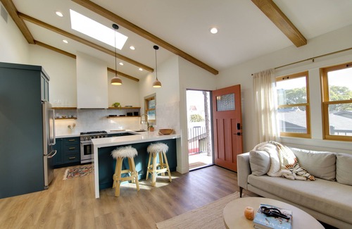 Eastside House | New Beach Bungalow 5 min from beach and restaurants + Hot Tub!