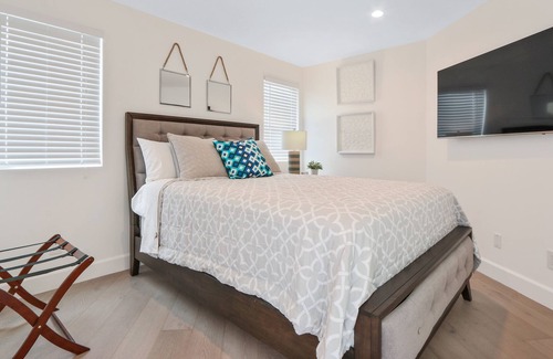 West Newport House | New Beach Home AC-Rooftp-100 Stps Beach-2 Blk Surf