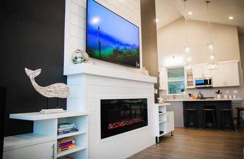 Roads End House | New Beach Home in Roads End, Views, Hot Tub, Fire Pit, 5 Master Suites