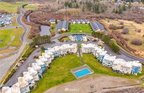 Whatcom County House | New! Beachfront Townhome with Outdoor Pool