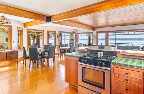 Snohomish County Cottage | NEW: Beautiful Bungalow on Warm Beach Puget Sound