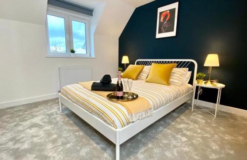 Poole House | NEW Beautiful Large 3 bedroom House - 5 Minutes to the nearest Beach! - Great Location - Garden - Parking - Fast WiFi - Smart TV - Newly decorated - sleeps up to 7! Close to Poole & Bournemouth & Sandbanks