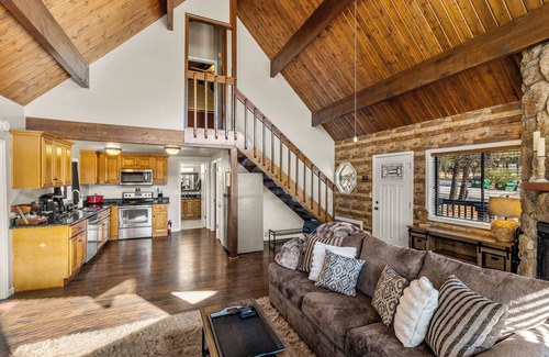 Munds Park Cabin | NEW! Behind The Pines - Walk to Dining & Nightlife! Great Location!