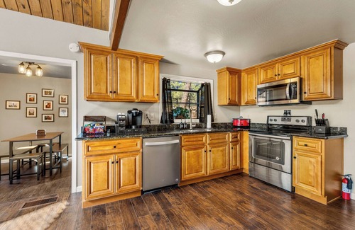 Munds Park Cabin | NEW! Behind The Pines - Walk to Dining & Nightlife! Great Location!