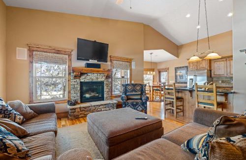 Fir Grove Estates House | New! Black Bear Inn - Pet friendly - trailer parking - walk to lake - rustic