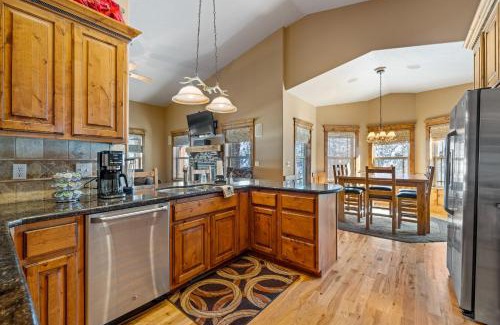 Fir Grove Estates House | New! Black Bear Inn - Pet friendly - trailer parking - walk to lake - rustic