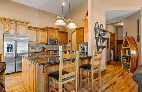 Fir Grove Estates House | New! Black Bear Inn - Pet friendly - trailer parking - walk to lake - rustic