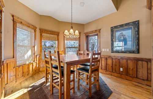 Fir Grove Estates House | New! Black Bear Inn - Pet friendly - trailer parking - walk to lake - rustic