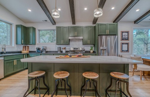Ruidoso Cabin | NEW! 'Black Beauty' - Walk to Midtown, Riverfront, Hot Tub!