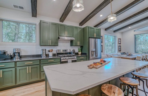 Ruidoso Cabin | NEW! 'Black Beauty' - Walk to Midtown, Riverfront, Hot Tub!