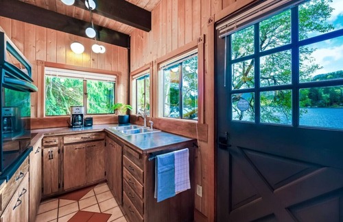Port Angeles House | NEW-"Blue Haven" Iconic Lakefront 4 Season Retreat