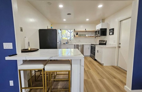 Camelback East Apartment | New! Blue&Pink|Pool|CentralPHX